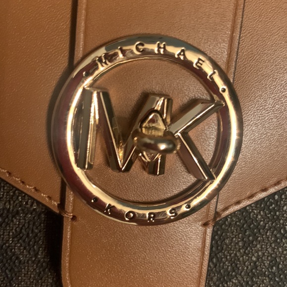 MICHAEL KORS Signature crossbody In reverse rectangle. GOLD CHAIN STRAP - Picture 5 of 16